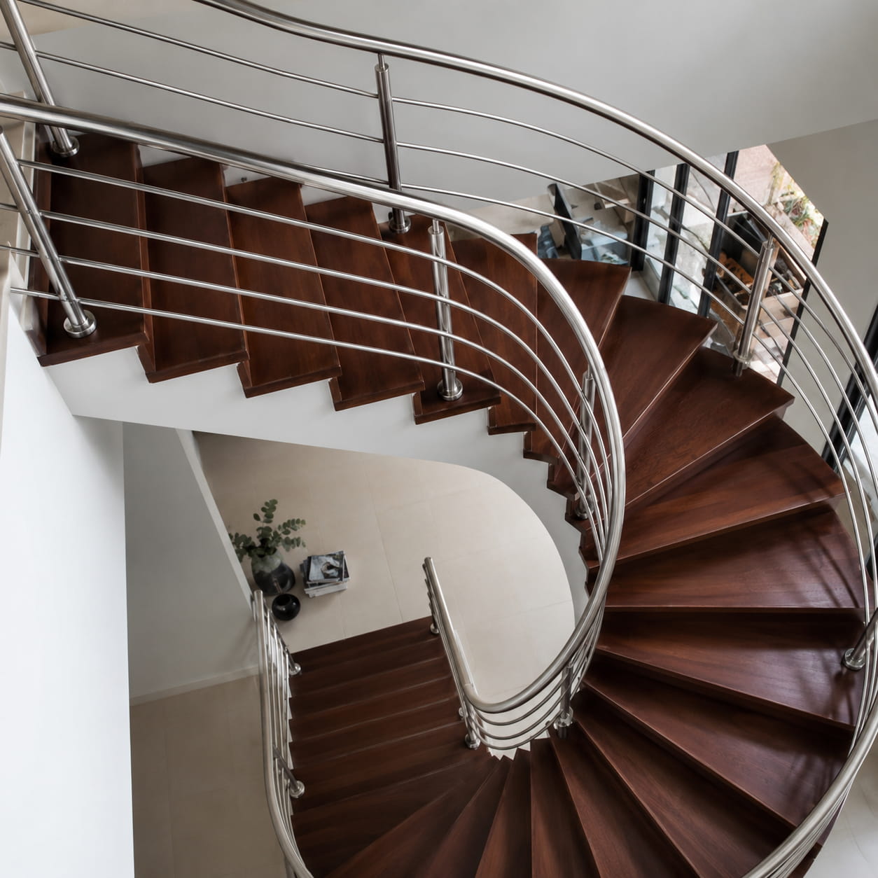 Wood step pada staircase melengkung di Cibubur, Jakarta