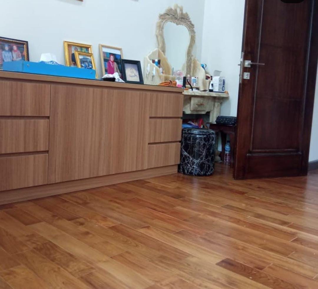 Wood flooring pada interior hunian di Cinere