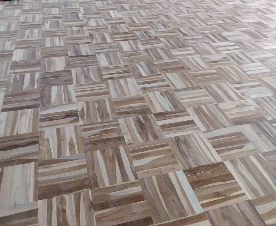 Wood flooring pola mozaik pada area GOR di GOR Malang