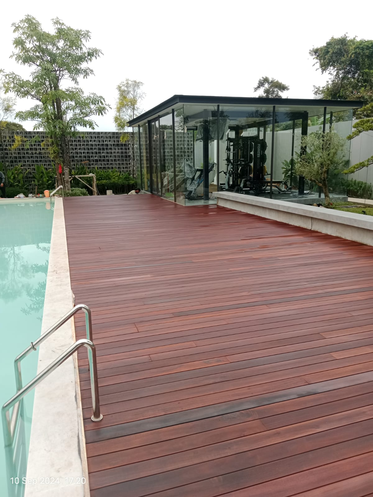 Decking di area kolam dan fasilitas olahraga di Jambi