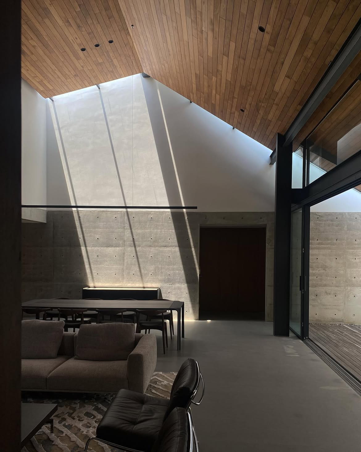 Aplikasi wood ceiling pada interior di Makassar