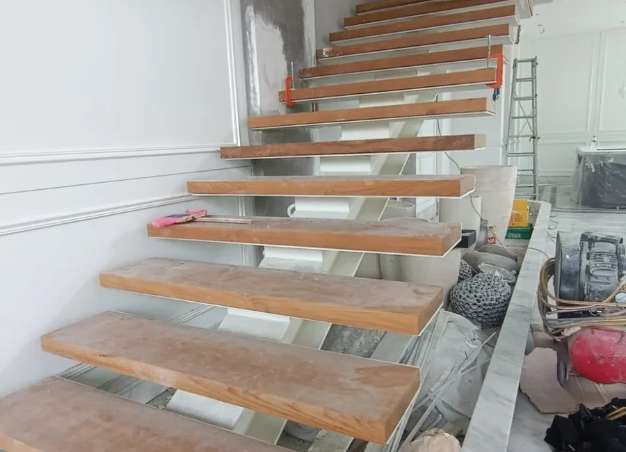 Proses pemasangan wood step pada staircase